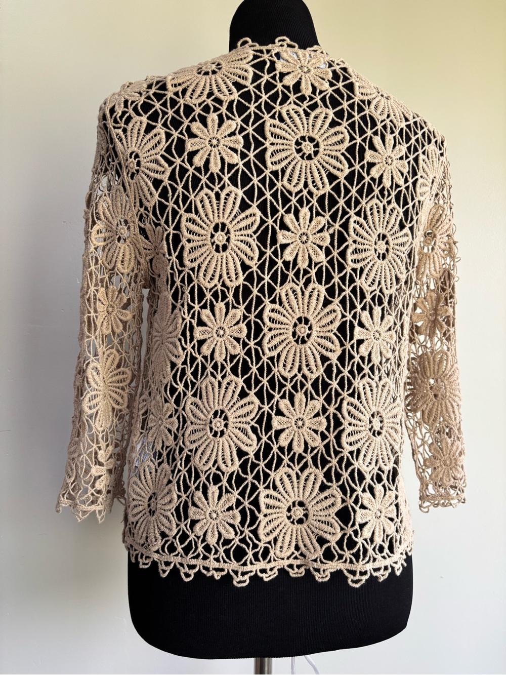 Jones New York S/M Women’s tan floral crochet tie-front cardigan - Picture 5 of 7